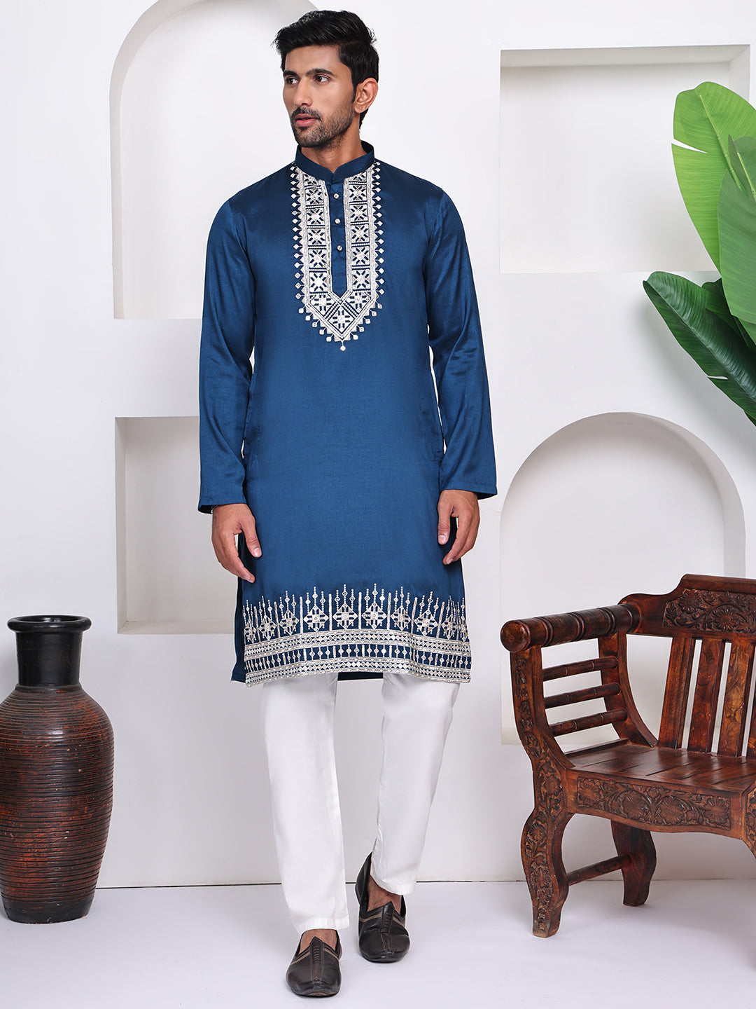 Men Blue Geometric Embroidered Straight Kurta