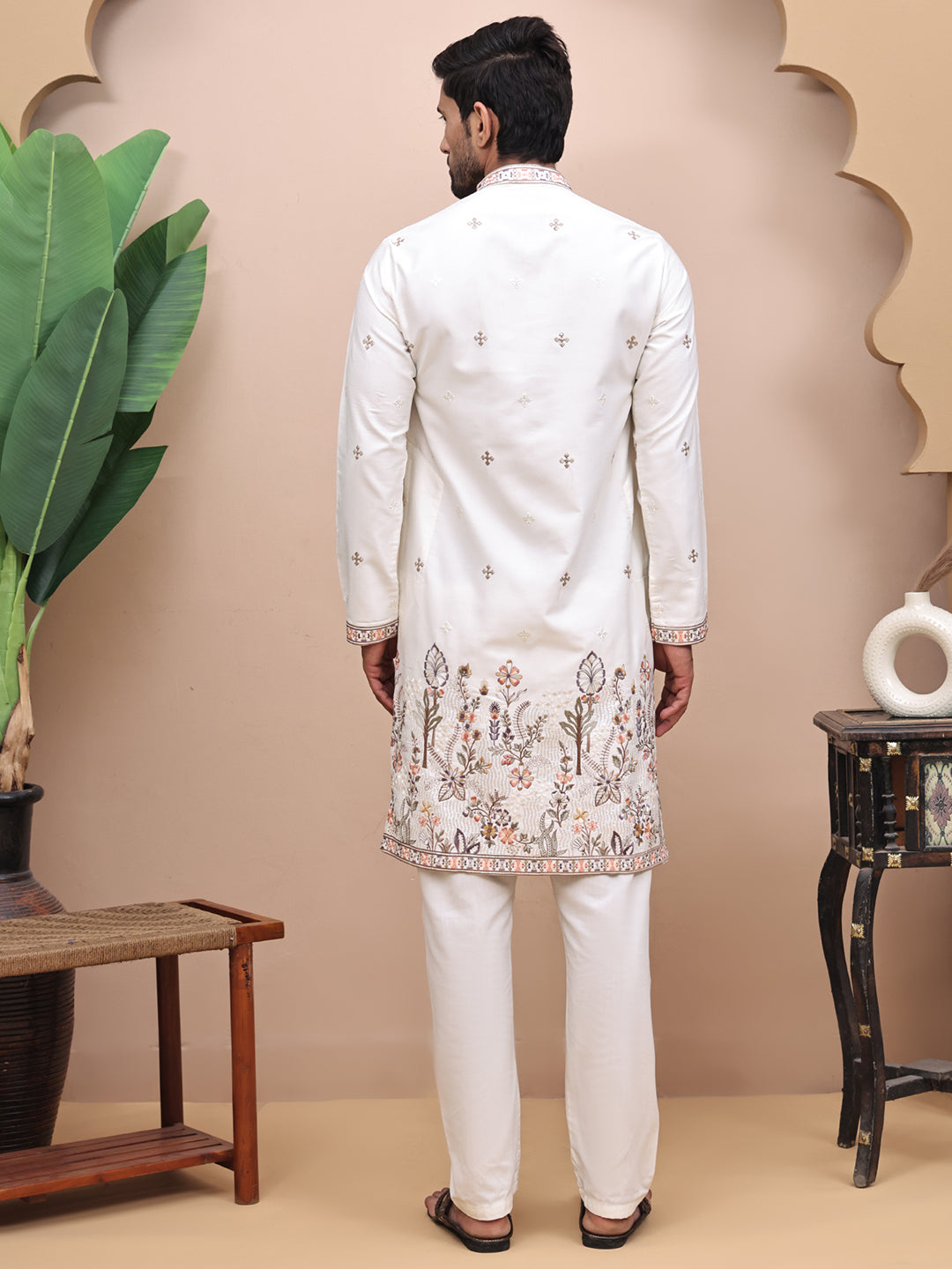 Cream Ethnic Motifs Embroidered Mandarin Collar Thread Work Straight Kurtas