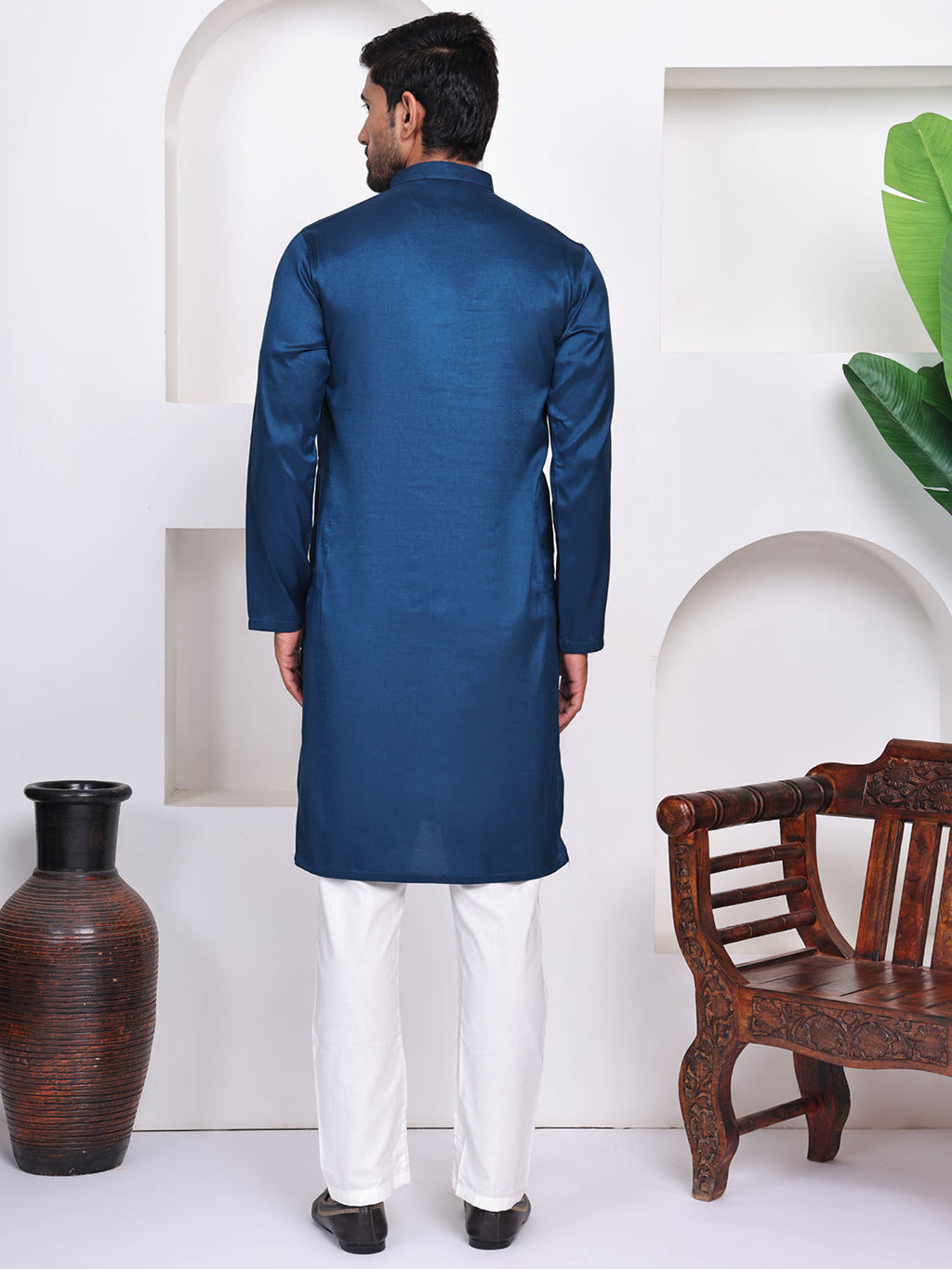 Men Blue Geometric Embroidered Straight Kurta
