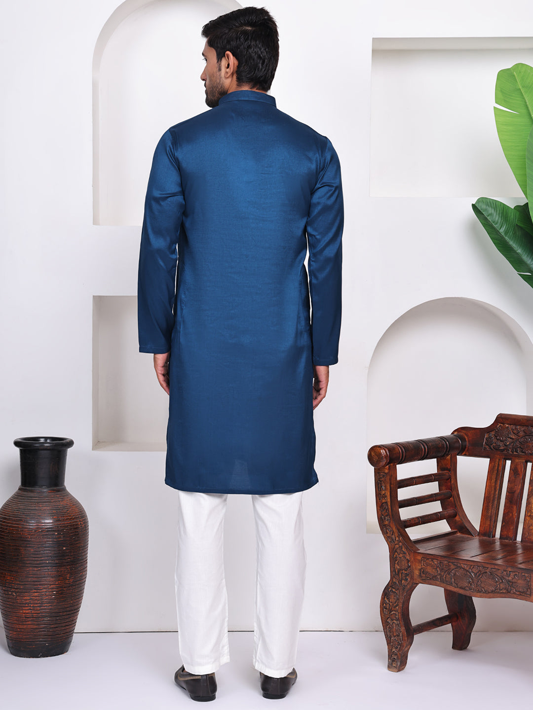 Men Blue Geometric Embroidered Straight Kurta