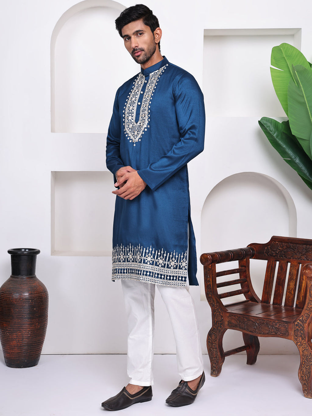 Men Blue Geometric Embroidered Straight Kurta