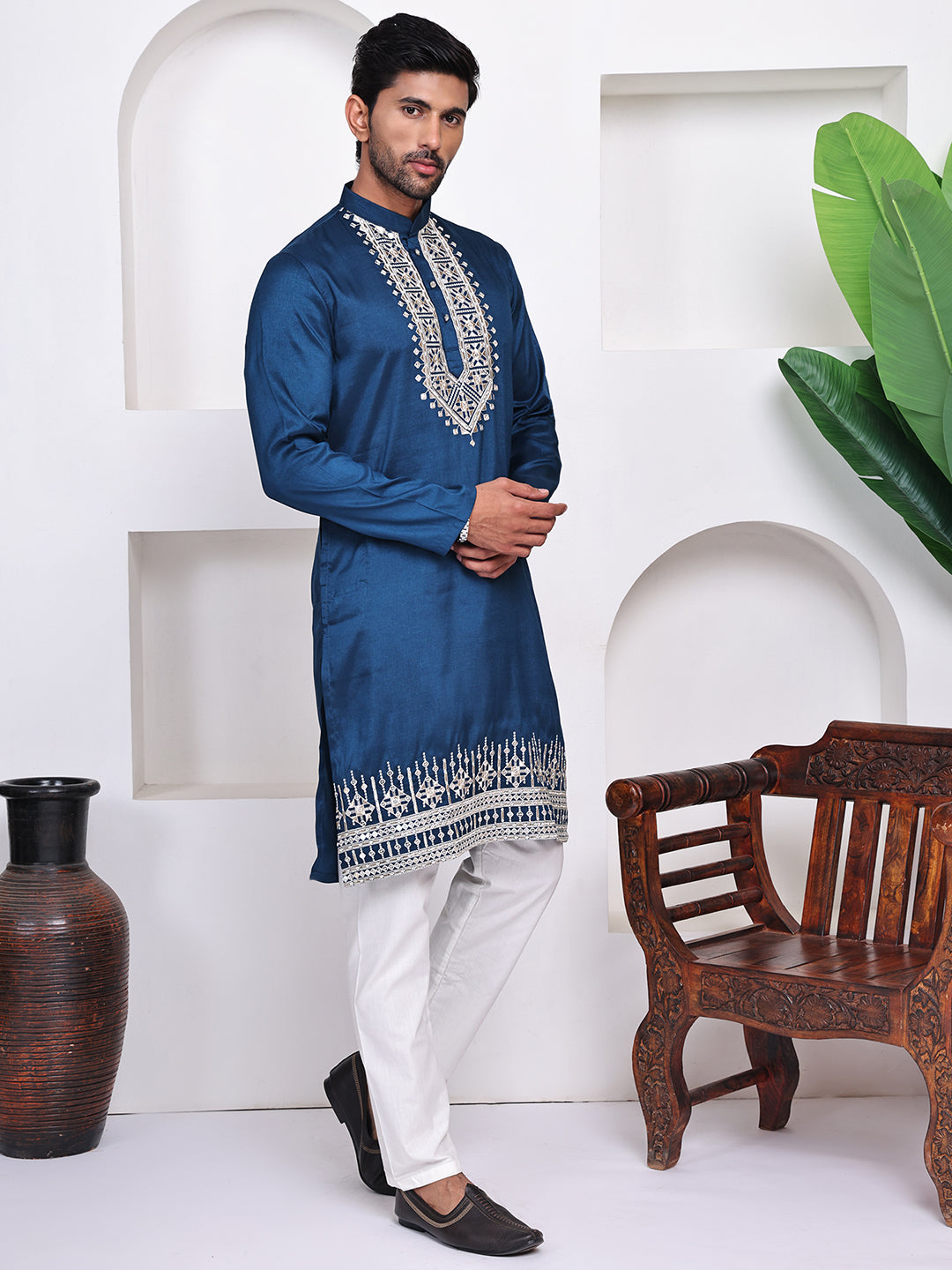 Men Blue Geometric Embroidered Straight Kurta
