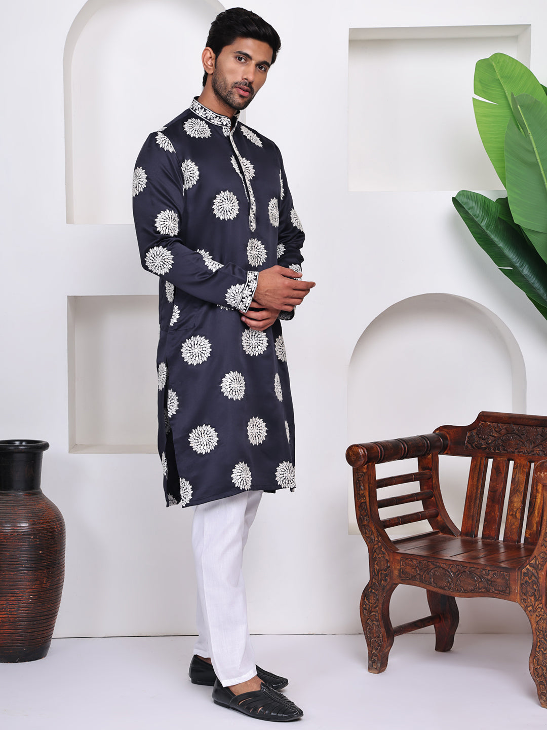 Men Navy Blue Geometric Embroidered Thread Work Kurta