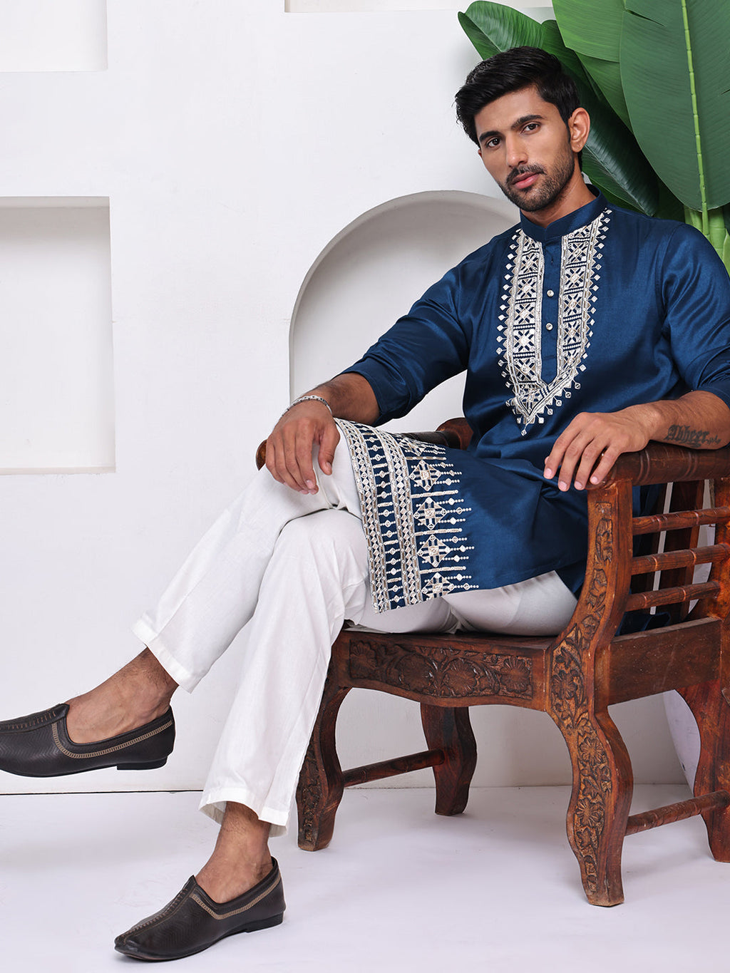Men Blue Geometric Embroidered Straight Kurta